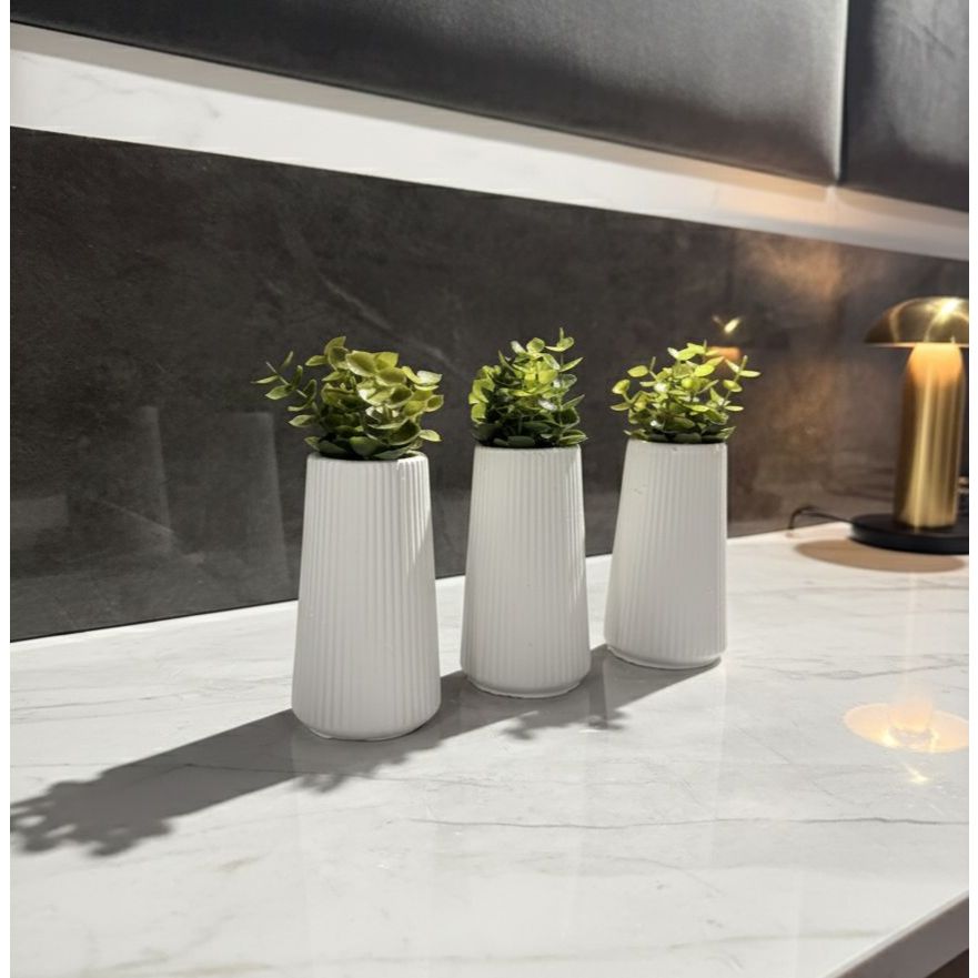 Kit com 6 Vasos de Gesso decorativo Canelados brancos com plantas artificiais 20x8